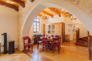 Casa, 3 habitaciones, balcón, vista al jardín | Comedor