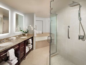 Bruser, hårtørrer, håndklæder