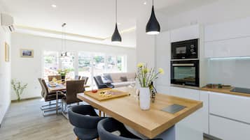 Vila, 3 quartos, piscina particular, vista para a cidade | Área de estar | TV de tela plana