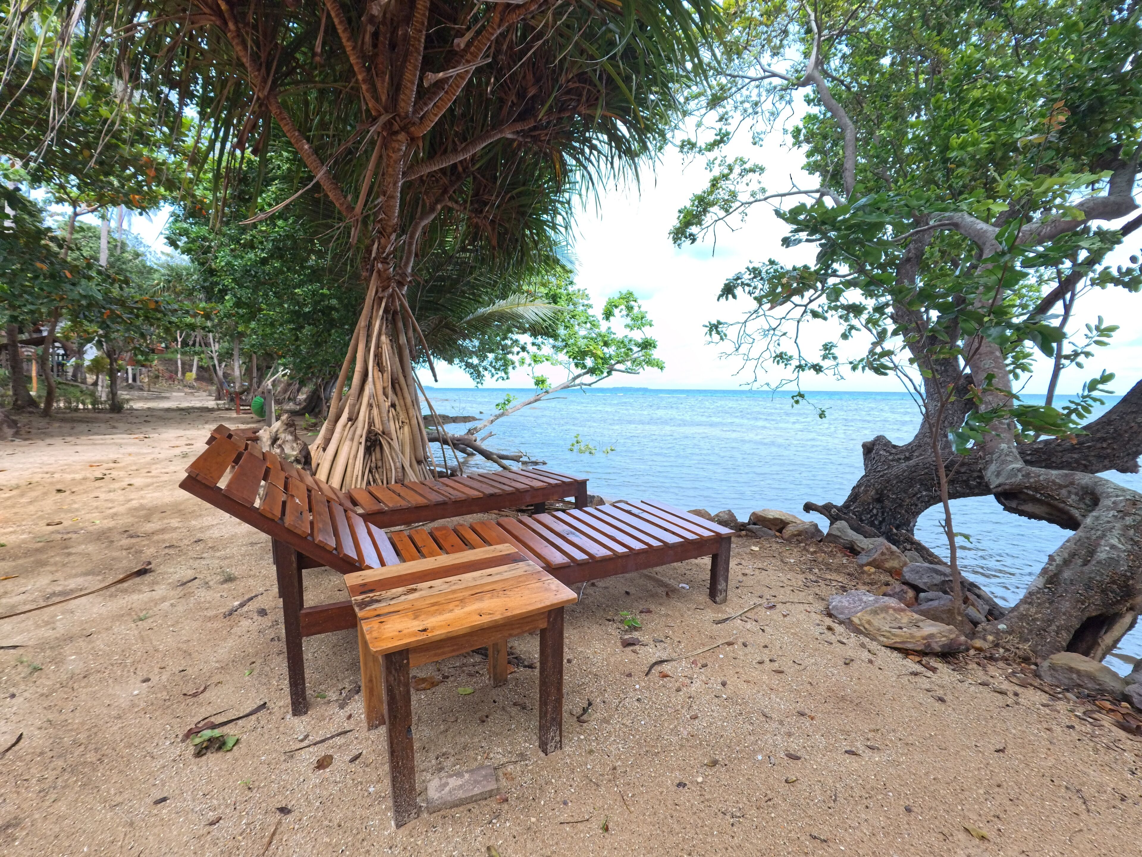 Pantai pribadi, pasir putih, dan yoga pantai