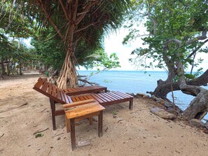 En privat strand, hvidt sand, yoga