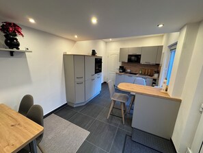 Four à micro-ondes, un four, surface de cuisson, lave-vaisselle