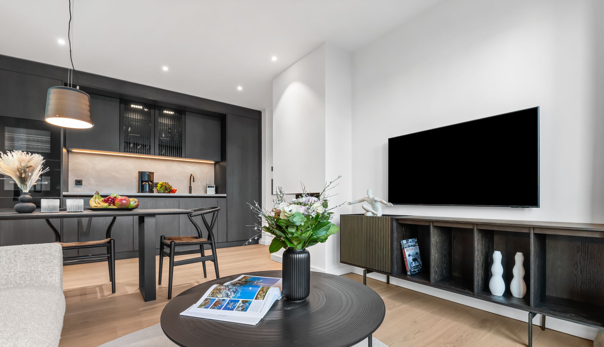 Fernseher, Kamin, Stereoanlage