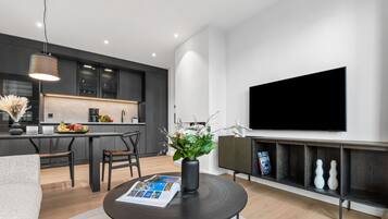 Fernseher, Kamin, Stereoanlage