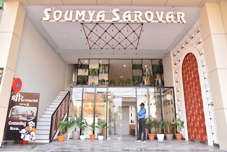 Fachada de la propiedad. Hotel Soumya Sarovar
