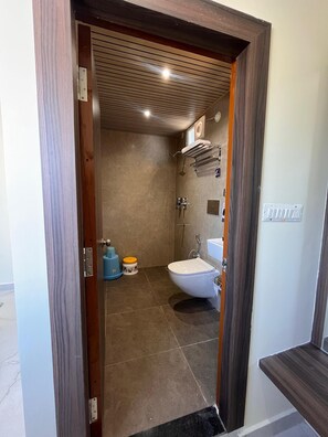 Chambre Double Standard | Salle de bain | Articles de toilette gratuits, serviettes fournies, savon, shampoing