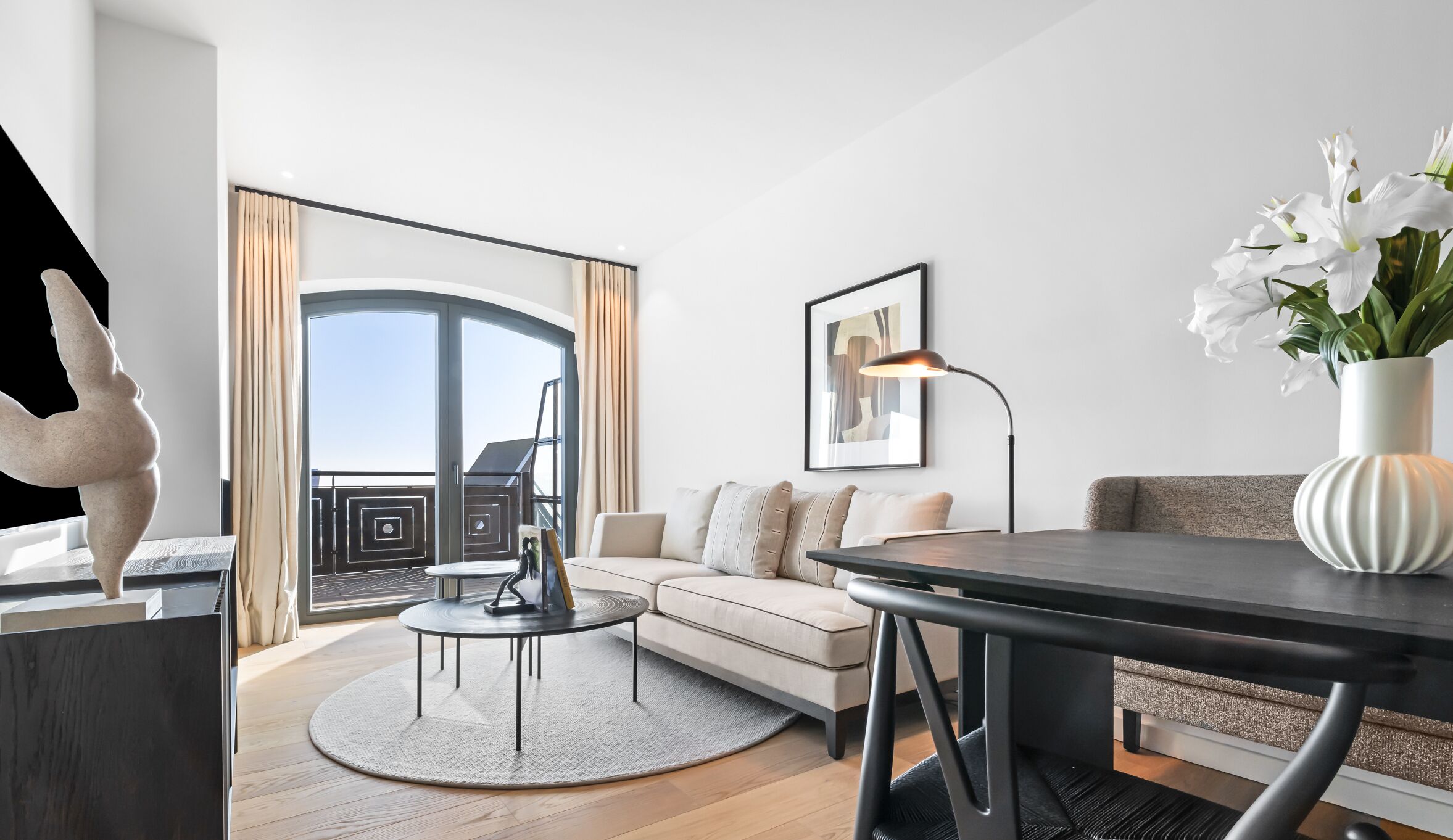 Een televisie, een open haard en een stereo