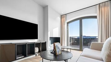 Televisión, chimenea y estéreo