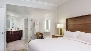 2 間睡房、書桌、熨斗/熨衫板、可攜式嬰兒床