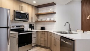 Frigorifero, microonde, forno, piano cottura