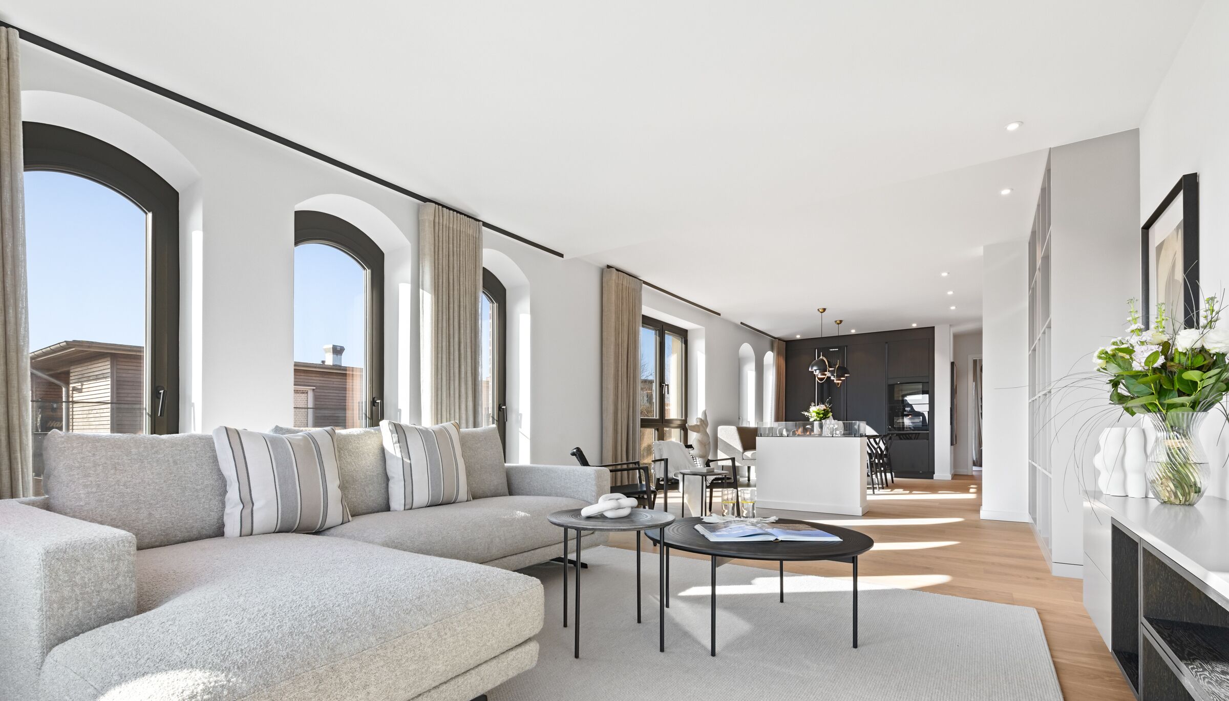 Een televisie, een open haard en een stereo