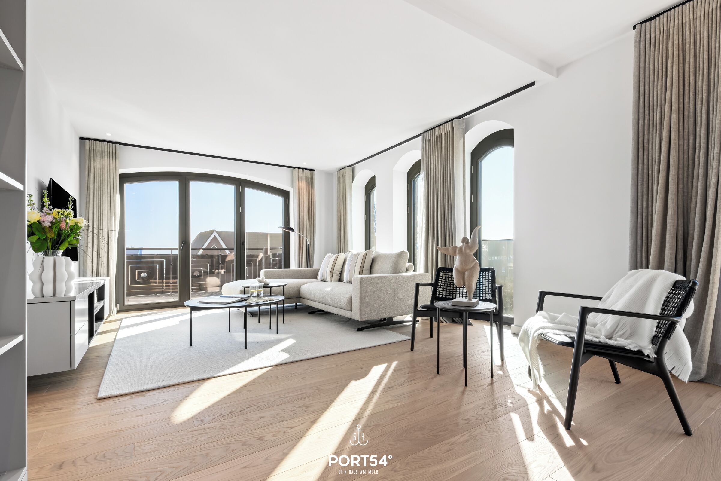 Een televisie, een open haard en een stereo