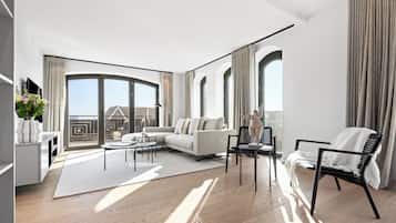 Een televisie, een open haard en een stereo