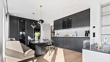 Réfrigérateur, four, plaque de cuisson, lave-vaisselle