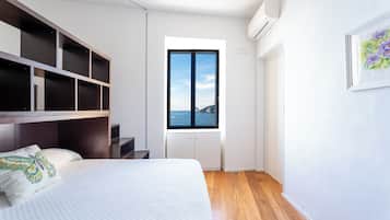 Appartamento, 2 camere da letto, balcone, vista mare | 2 camere, una cassaforte in camera, ferro/asse da stiro, Wi-Fi gratuito