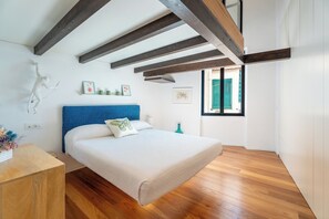 Appartement, 2 chambres, balcon, vue mer | 2 chambres, coffres-forts dans les chambres, fer et planche à repasser