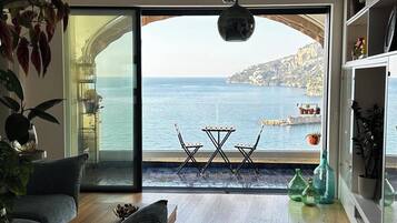 Apartemen, 2 kamar tidur, balkon, pemandangan laut | Area keluarga | Televisi layar datar 32-inci dengan saluran TV kabel