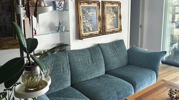 Apartemen, 2 kamar tidur, balkon, pemandangan laut | Area keluarga | Televisi layar datar 32-inci dengan saluran TV kabel