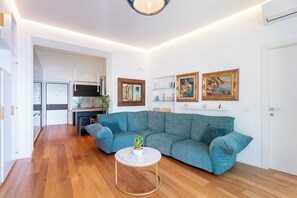 Appartement, 2 chambres, balcon, vue mer | Coin séjour | Télévision à écran plat de 32 pouces avec chaînes par câble