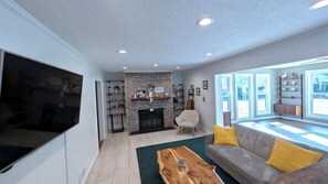 TV, offices - Cozy Home Near Ft. Jackson in Great Neighborhood (Columbia)