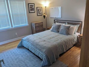 3 bedrooms, iron/ironing board, WiFi, bed sheets - Cozy Home Near Ft. Jackson in Great Neighborhood (Columbia)