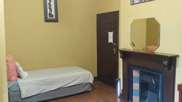 18 bedrooms, WiFi, bed sheets