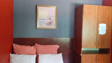 18 bedrooms, WiFi, bed sheets