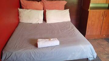 18 bedrooms, WiFi, bed sheets