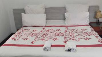 18 bedrooms, WiFi, bed sheets