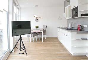 Réfrigérateur, micro-ondes, lave-vaisselle, cafetière/bouilloire