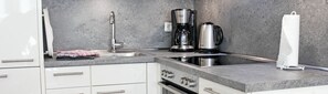 Réfrigérateur, micro-ondes, lave-vaisselle, cafetière/bouilloire