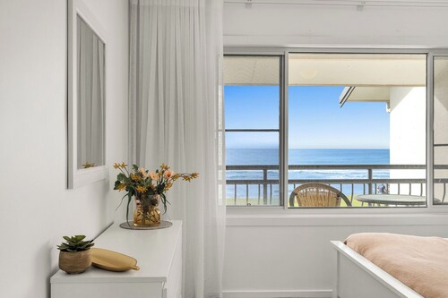 Absolute Beachfront Apartment 1T