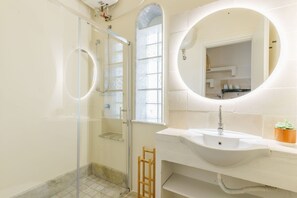 Ducha, secador de pelo y toallas