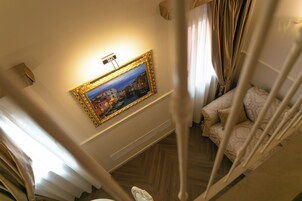 Deluxe Quadruple Room | Living area | TV