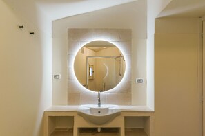 Dusche, Haartrockner, Bidet, Handtücher