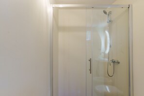 Shower, hair dryer, bidet, towels - Lovely apartment in villa for 7 people with pool, WIFI, A/C and veranda, close to Ostuni (San Vito Dei Normanni)