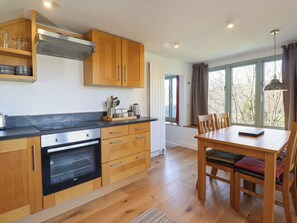 Een vaatwasser, kookgerei, borden en bestek