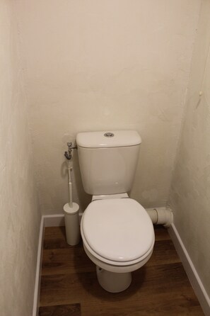 Haartrockner, Handtücher, Seife, Toilettenpapier