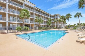 Pool - Fully renovated kid-friendly beach condo w/direct beach access + Gulf views (Pensacola)