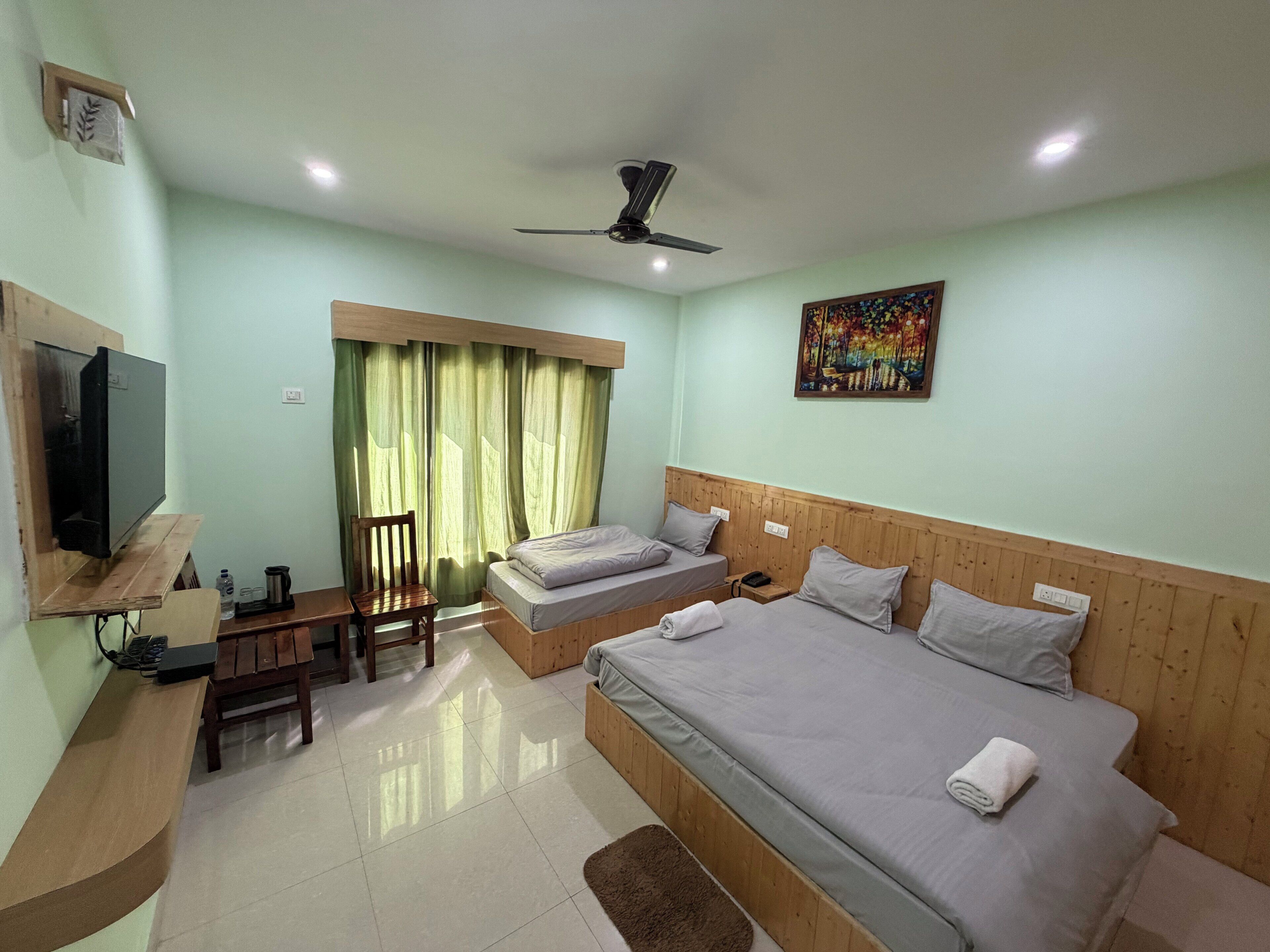 Kamar Triple Deluks | Meja kerja dan ruang kerja ramah laptop