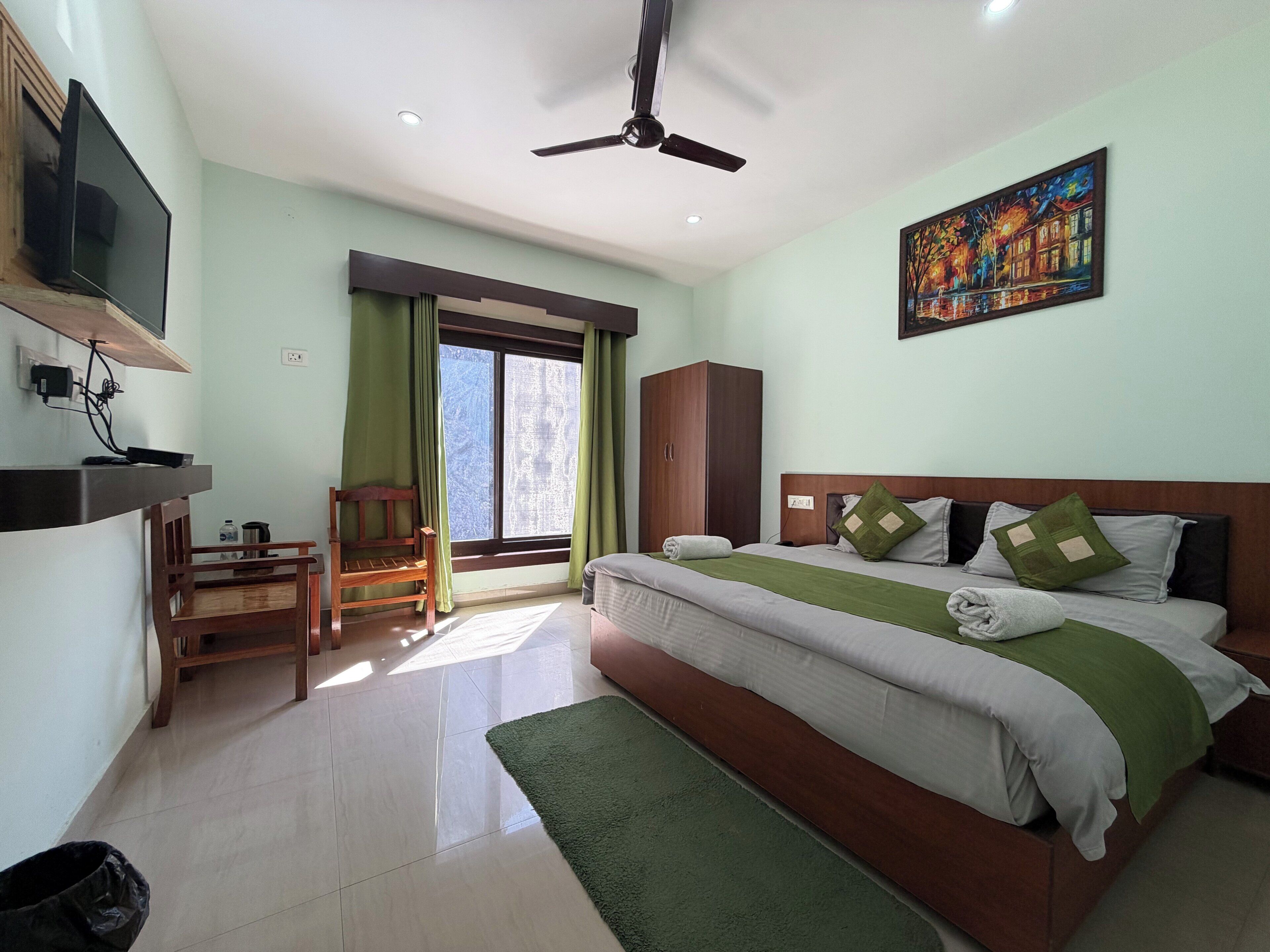 Escritorio y espacio para trabajar con laptop 