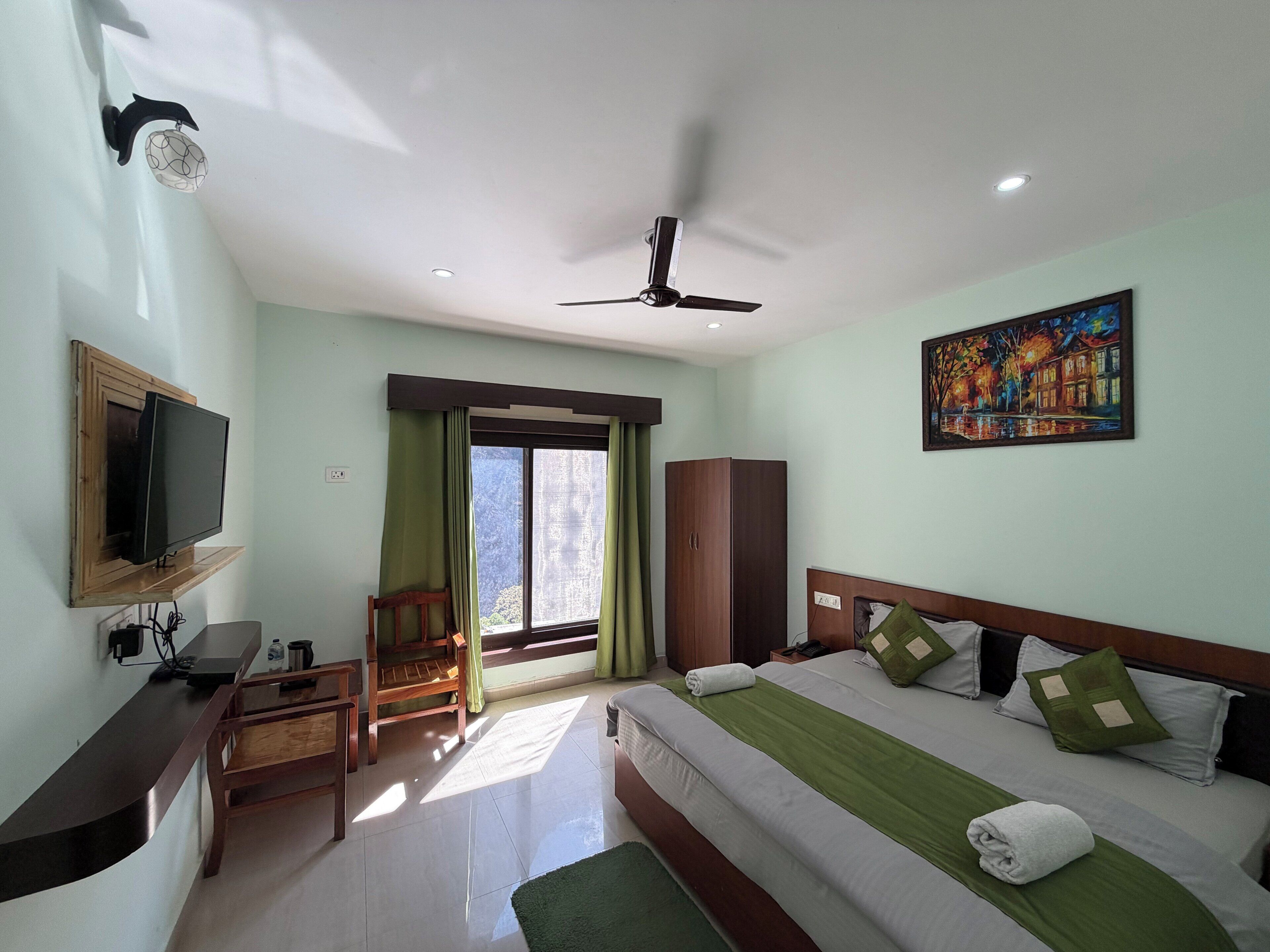 Kamar Double Deluks | Meja kerja dan ruang kerja ramah laptop