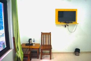 Escritorio y espacio para trabajar con laptop 