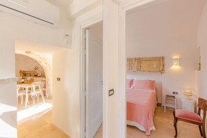 Travel crib, free WiFi