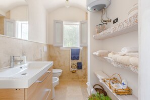 Douche, séchoir à cheveux, bidet