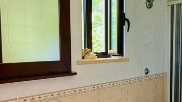 Douche, sĂšche-cheveux, bidet, serviettes fournies