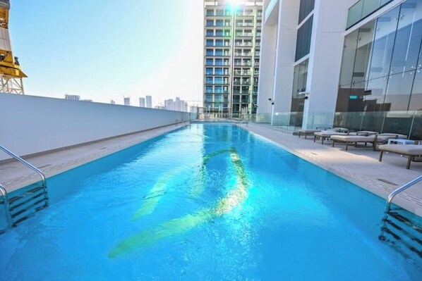 Una piscina al aire libre