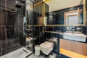 Douche, sèche-cheveux, bidet, serviettes fournies