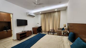 Deluxe Room | Bathroom | Shower, free toiletries, soap, shampoo
