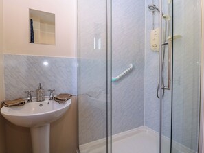 Cottage | Bathroom | Shower - The Turbles - Wagtail (Malvern)